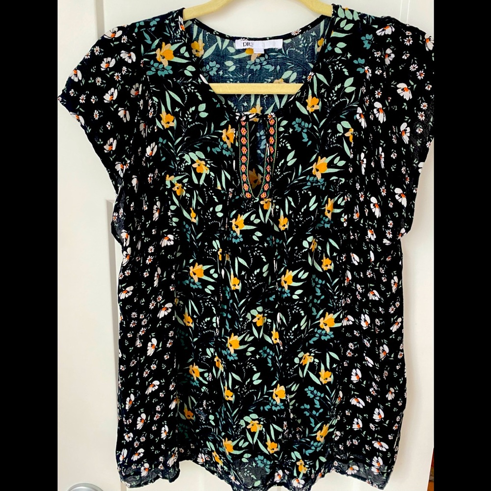 DR2 Women’s Black flower pattern Blouse. Ties at the top. Size:M Great Condition